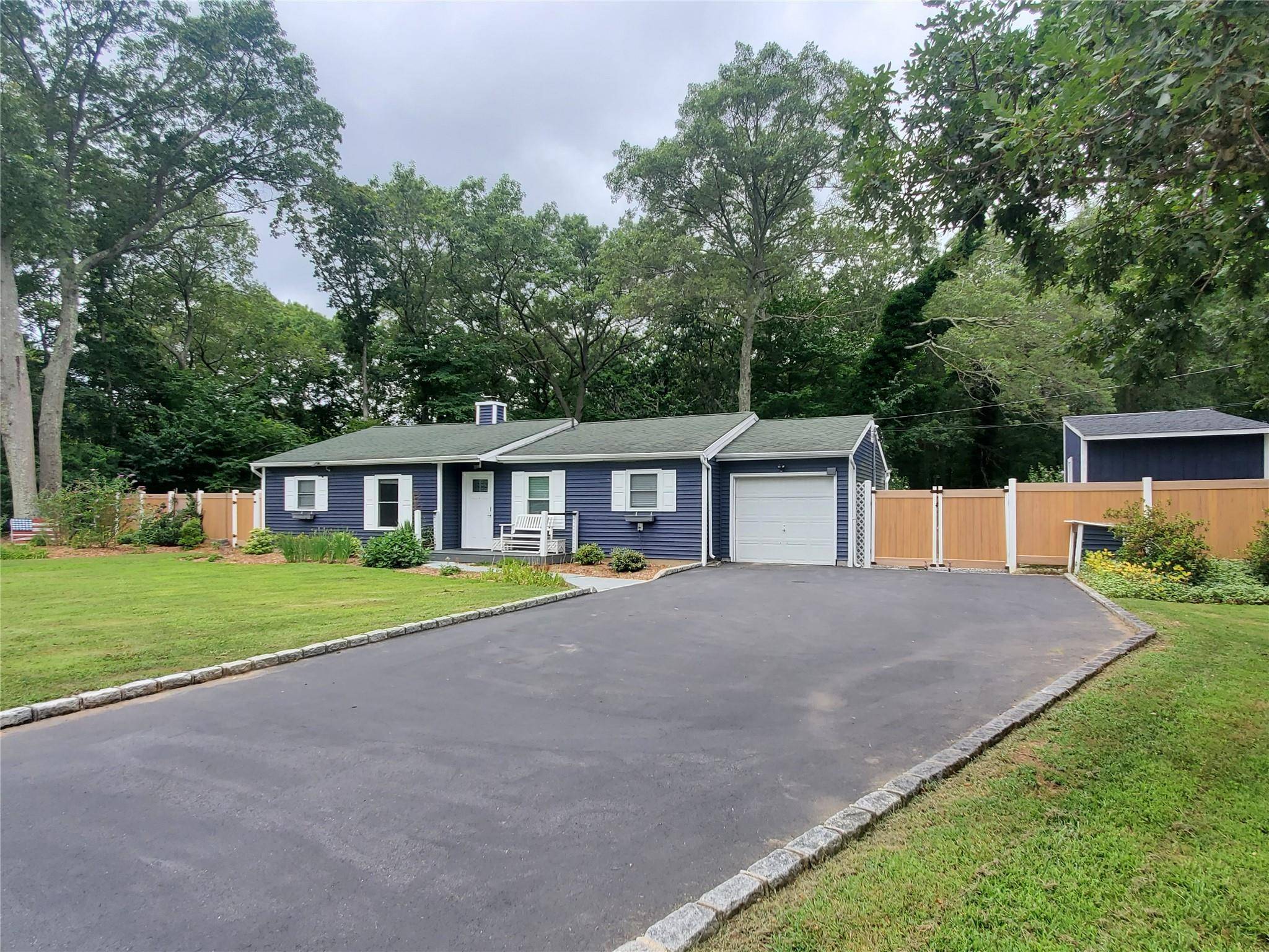 14 Westcliff DR, Mount Sinai, NY 11766