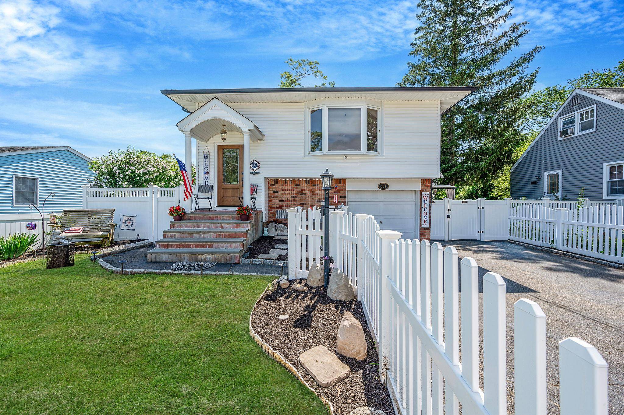 511 N Delaware AVE, Lindenhurst, NY 11757