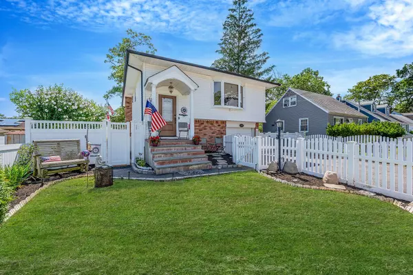 Lindenhurst, NY 11757,511 N Delaware AVE