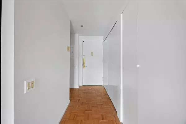 Yonkers, NY 10701,23 Water Grant St #7P