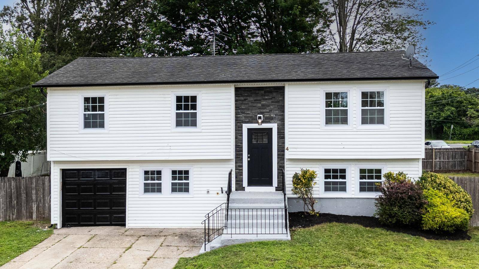 4 S Cardinal CT, Islip, NY 11706