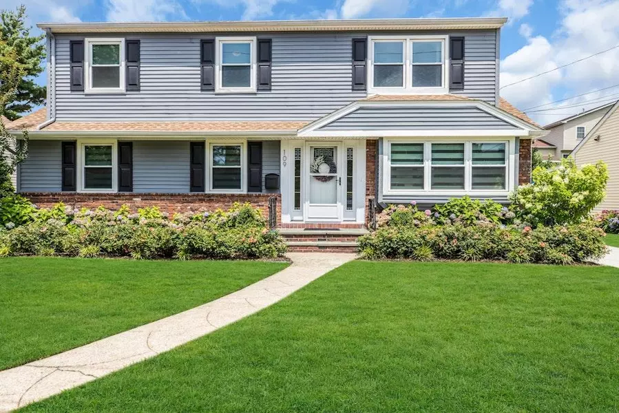 109 Meldon AVE, Albertson, NY 11507