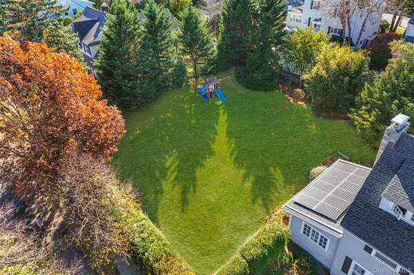 Pelham, NY 10803,477 Manor LN