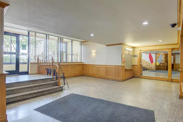 Kew Garden Hills, NY 11367,144-60 Gravett RD #4J