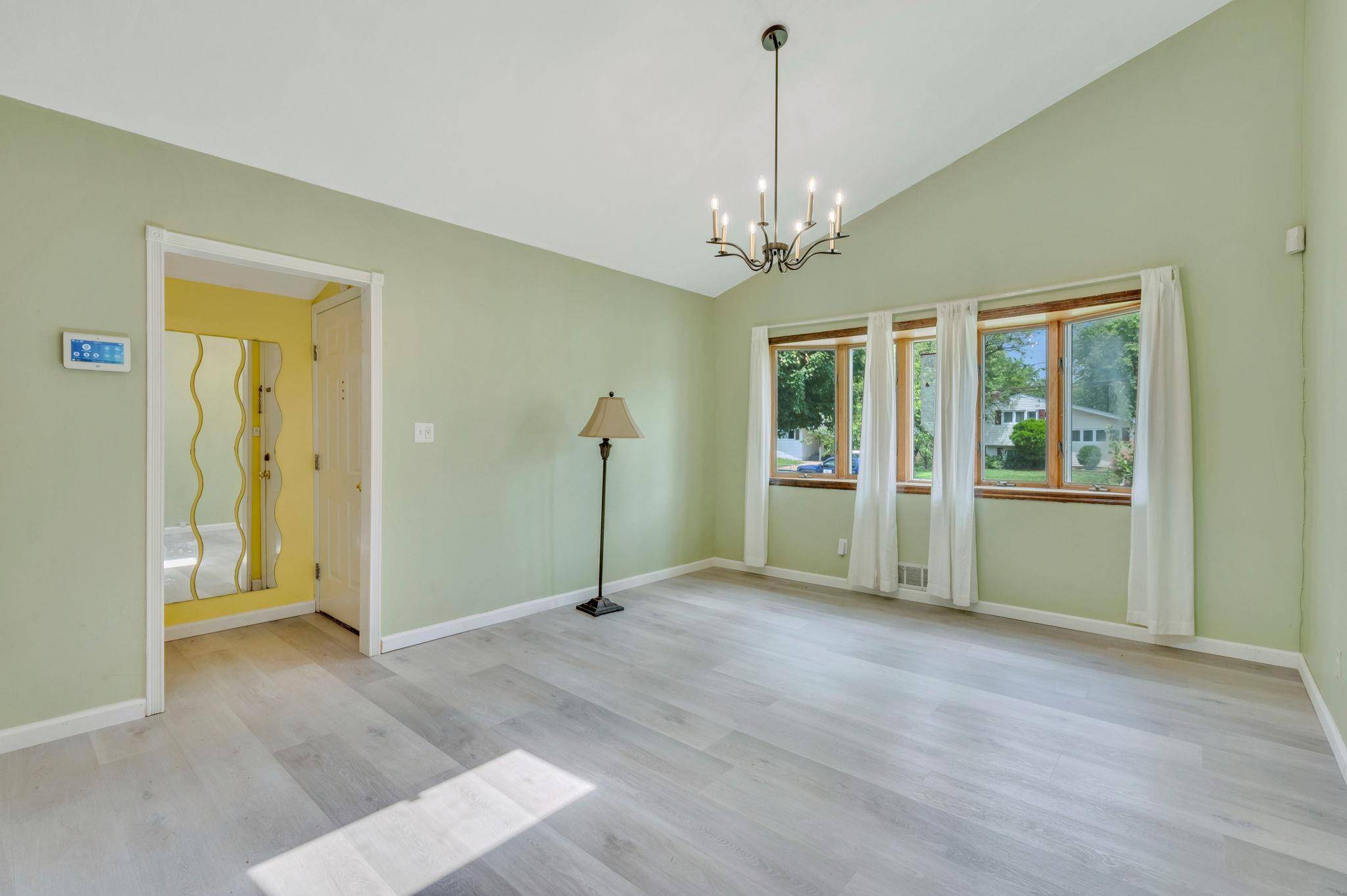 Brentwood, NY 11717,10 Laurie RD