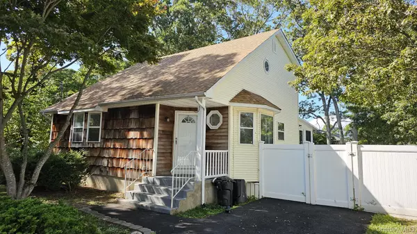 81 Parkwood DR, Mastic Beach, NY 11951