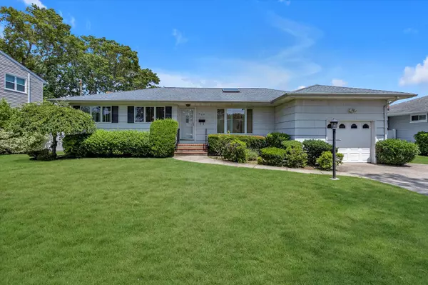 1409 Jefferson AVE, West Islip, NY 11795