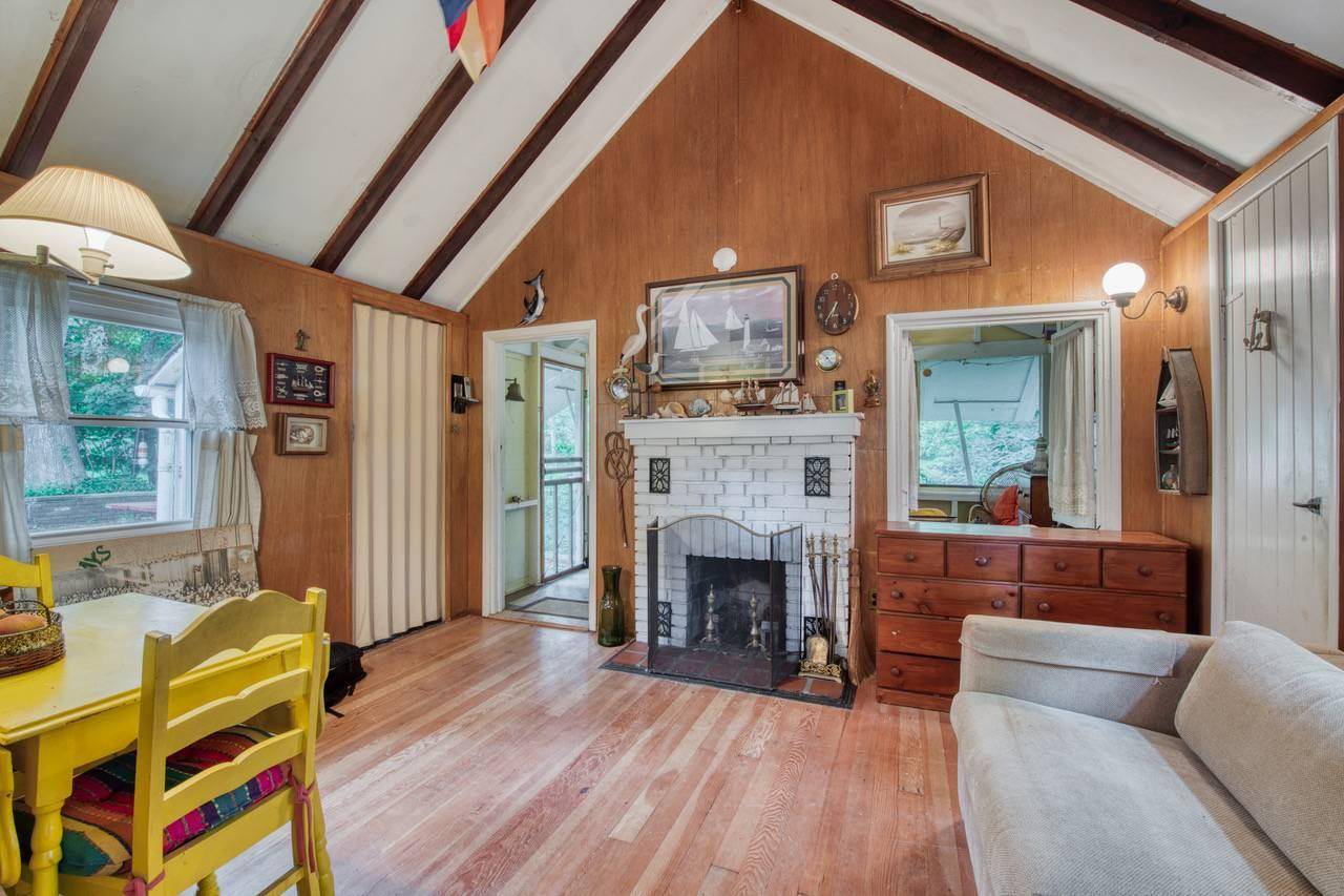 Riverhead, NY 11901,43 Treasure RD