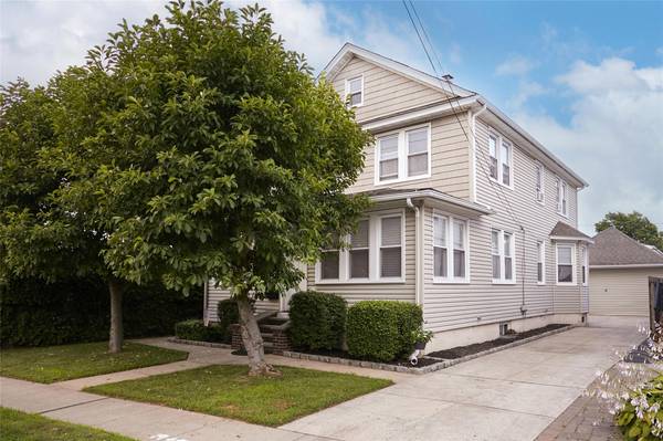 520 Lakeville RD, New Hyde Park, NY 11040
