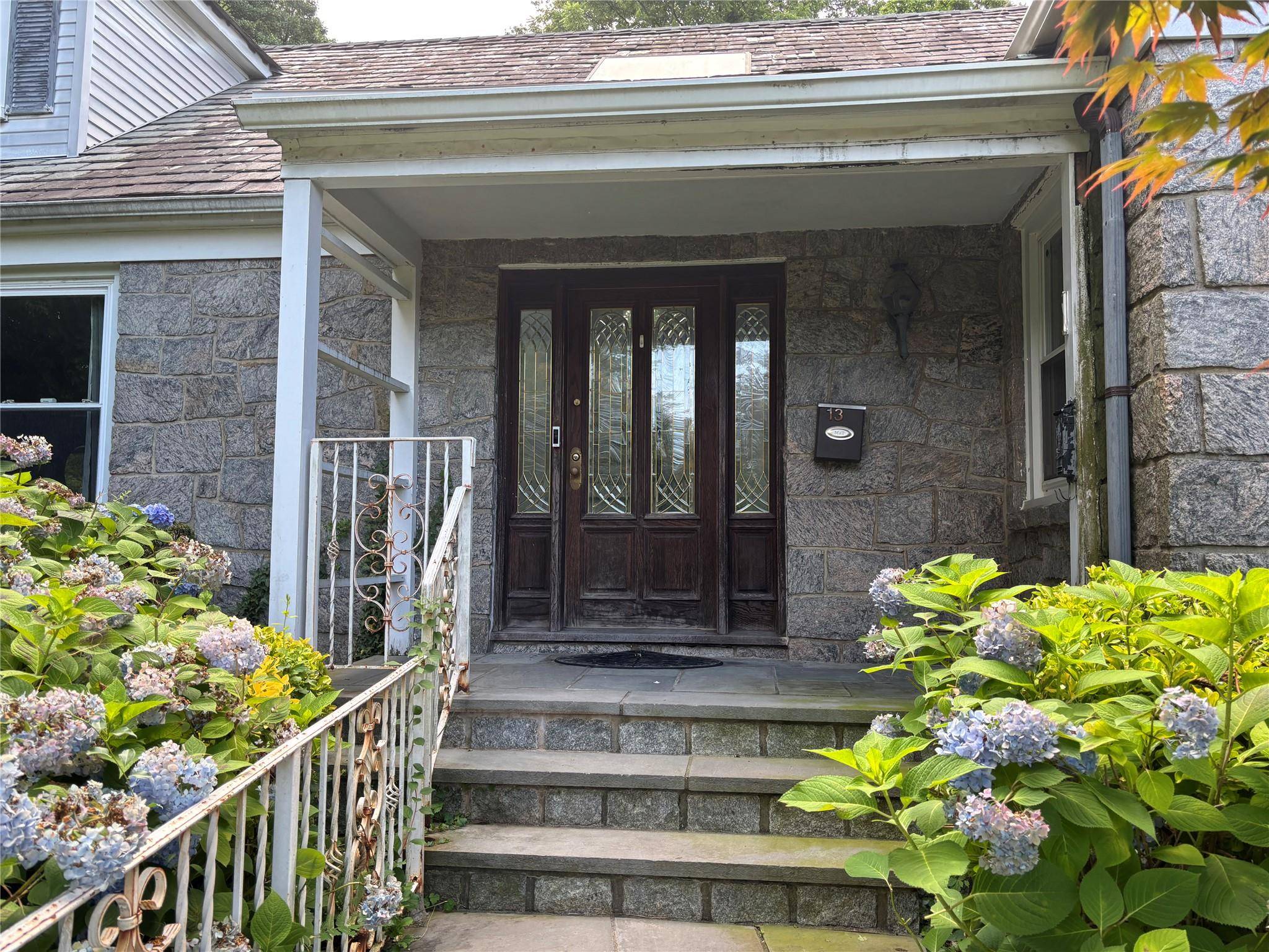 13 Laurel DR, Great Neck, NY 11021