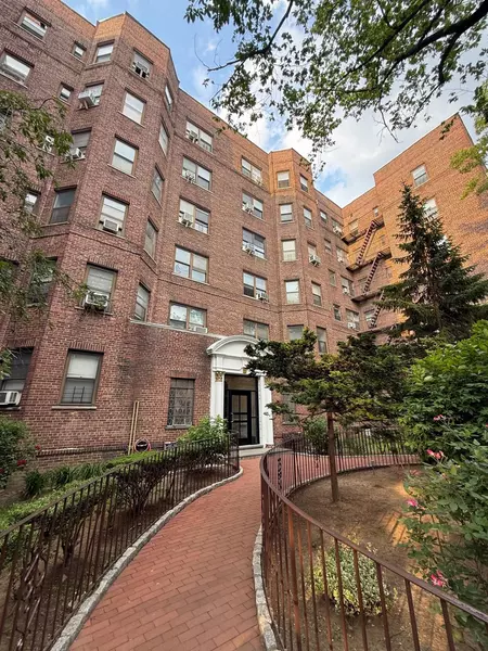 61-41 Saunders ST #B44, Rego Park, NY 11374