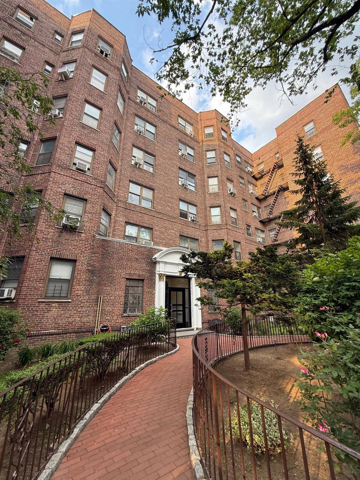 61-41 Saunders ST #B44, Rego Park, NY 11374