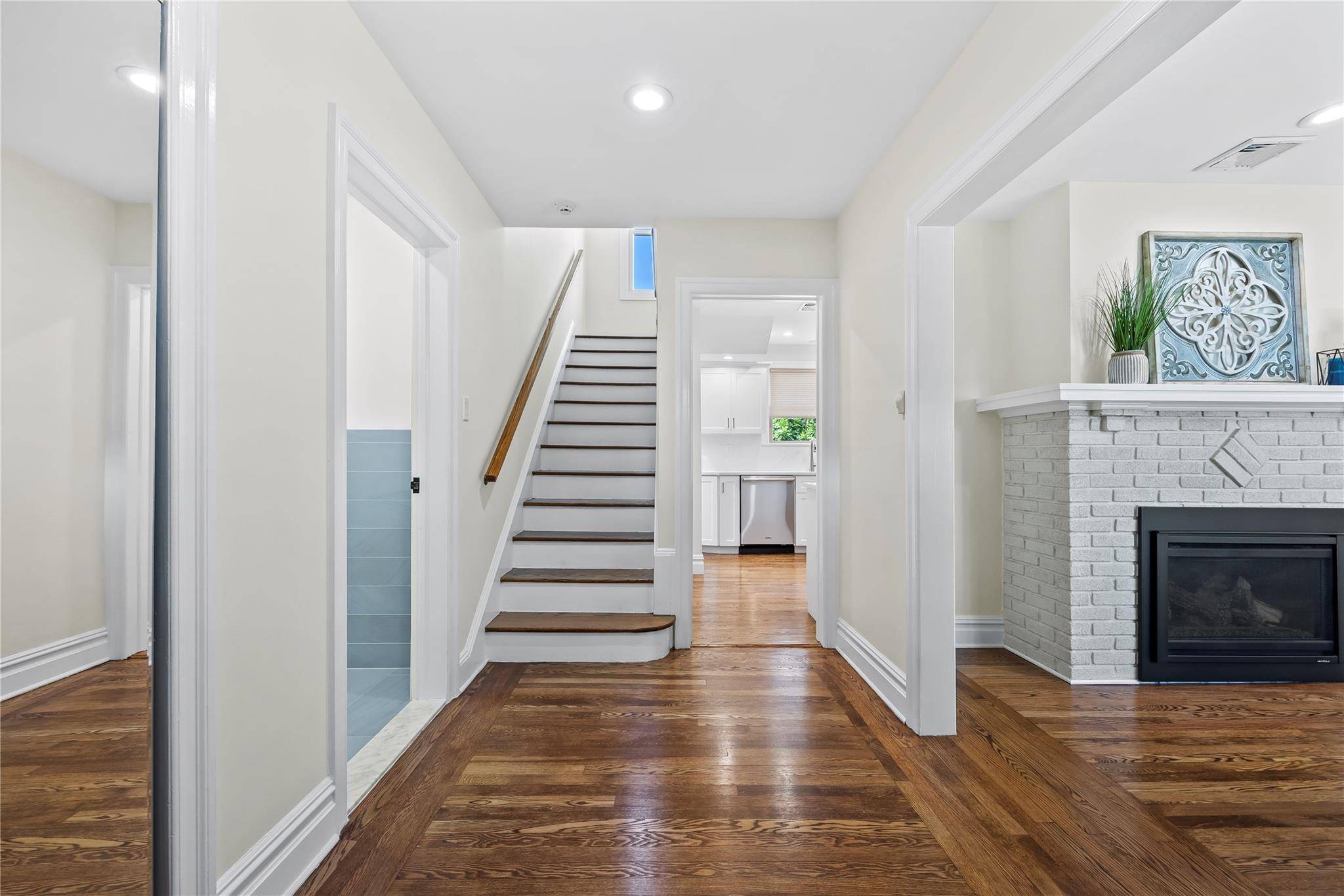 Little Neck, NY 11362,45-26 Zion ST