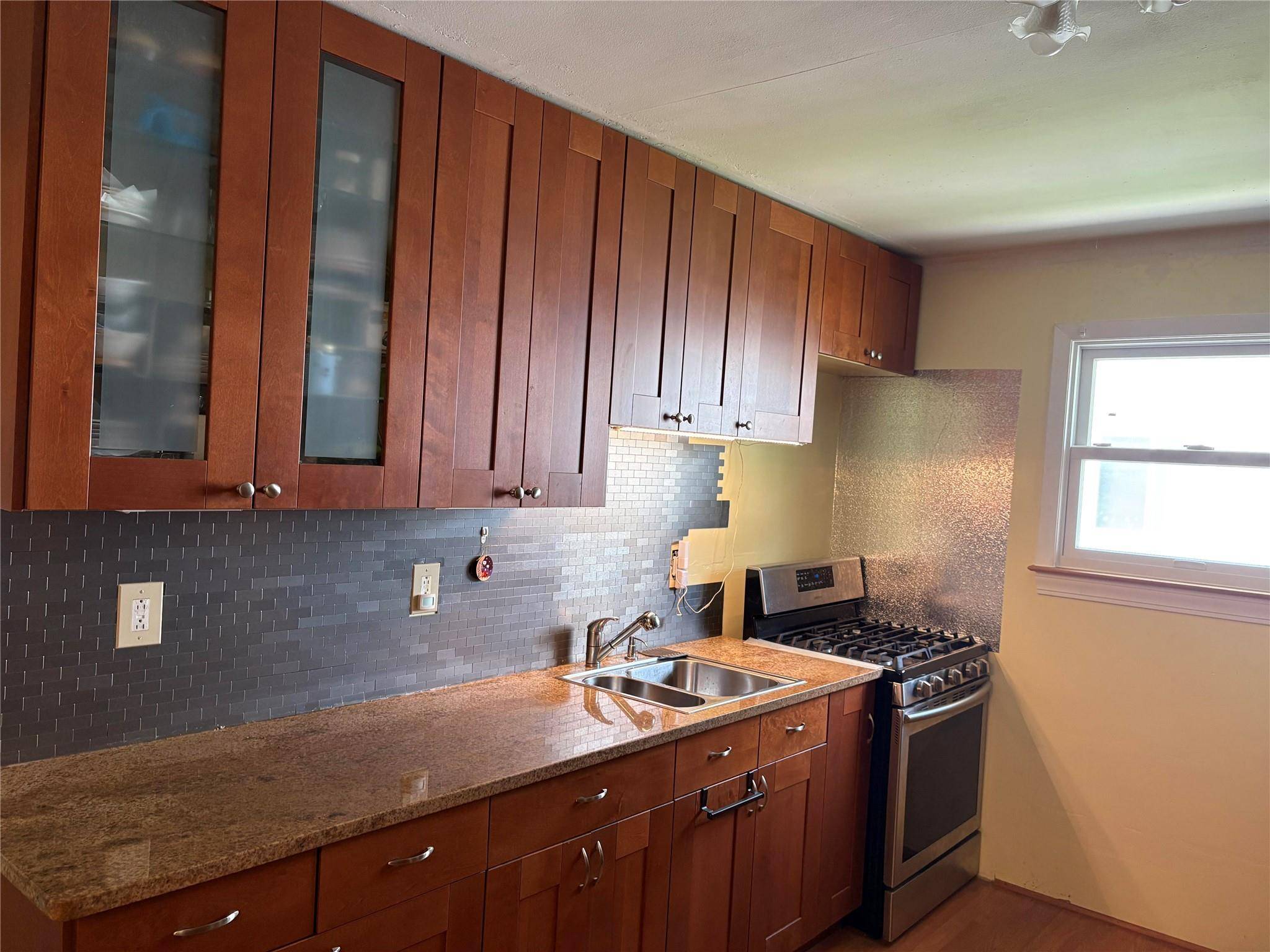 Amityville, NY 11701,6 Poplar RD