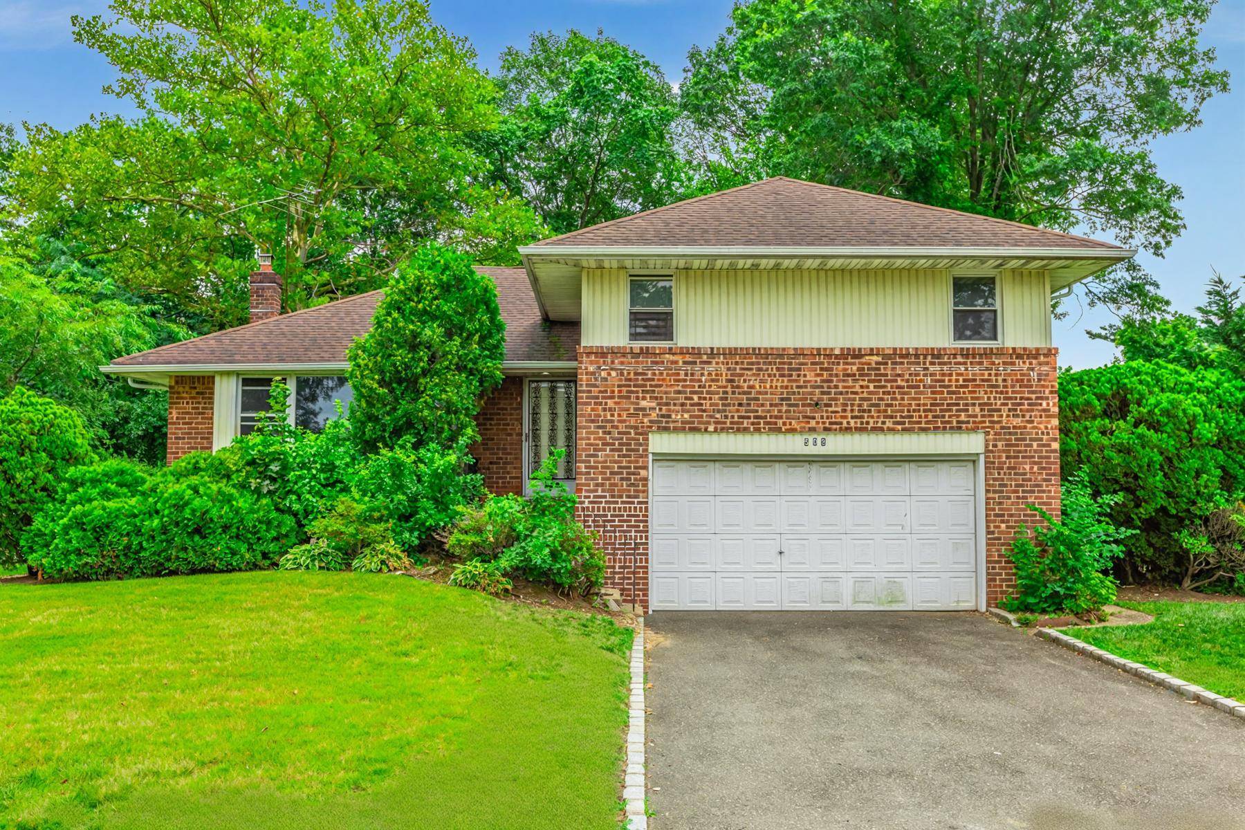 Westbury, NY 11590,508 Alicia DR