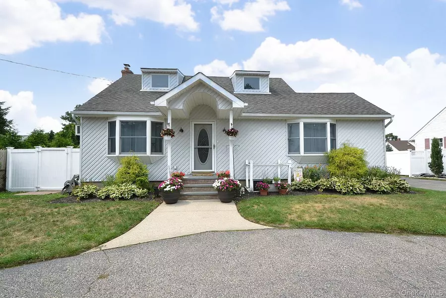 46 Pine ST, Holbrook, NY 11741