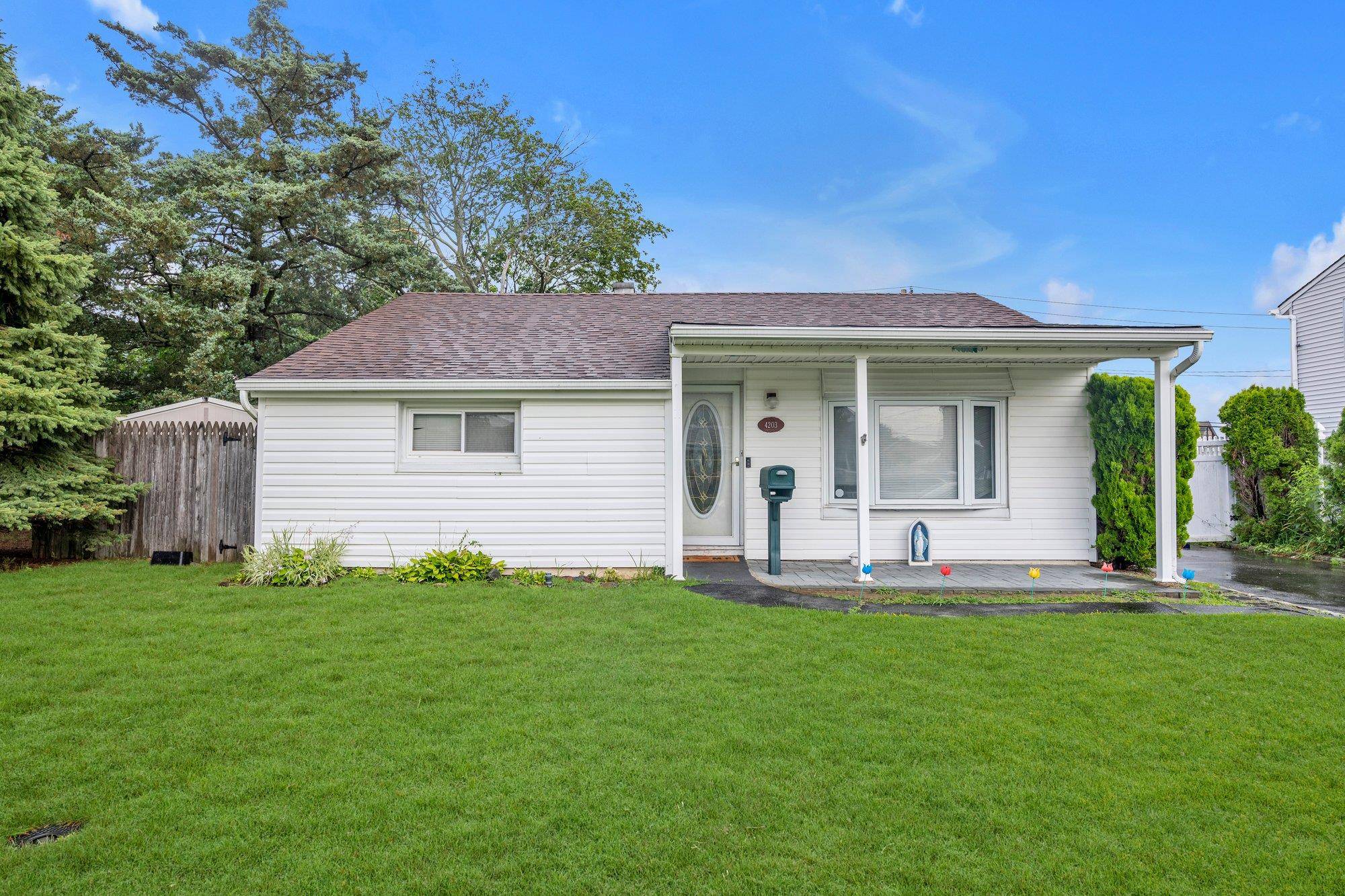 4203 Ludwig LN, Bethpage, NY 11714