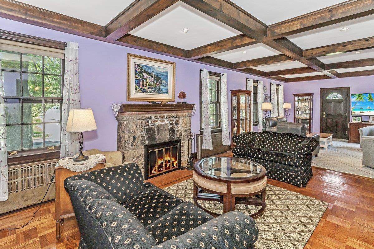 Lynbrook, NY 11563,25 Reyam Rd RD