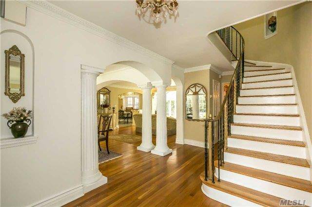 Great Neck, NY 11024,2 Broadlawn AVE