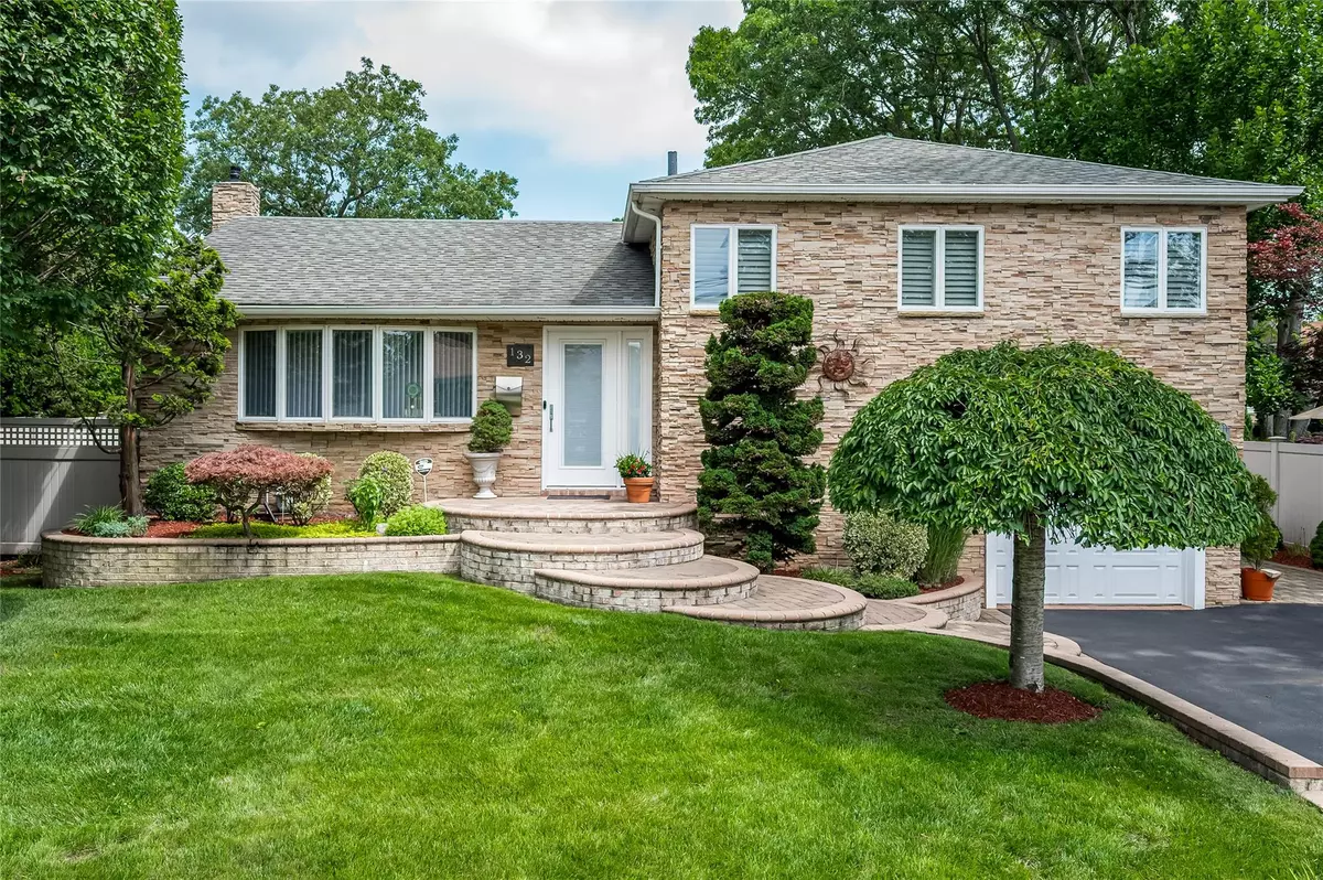 Massapequa, NY 11758,132 North DR