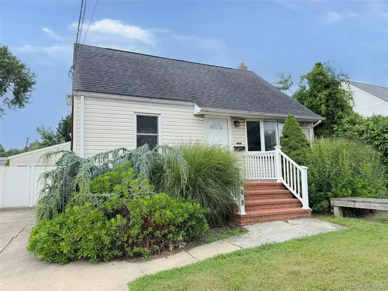 449 N Indiana AVE, Lindenhurst, NY 11757