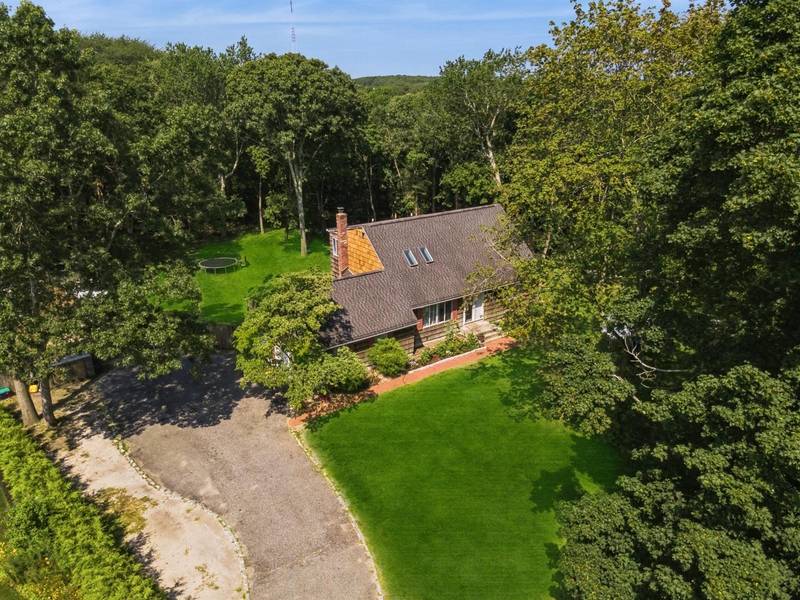 65 Fox Run LN, Riverhead, NY 11901