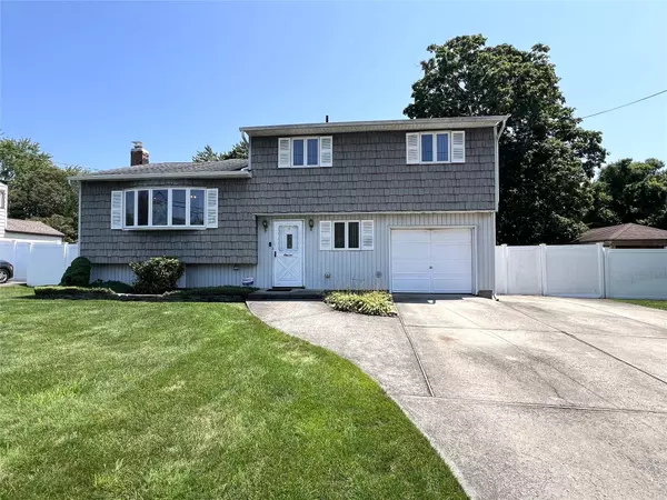 11 Starfire DR, Centereach, NY 11720
