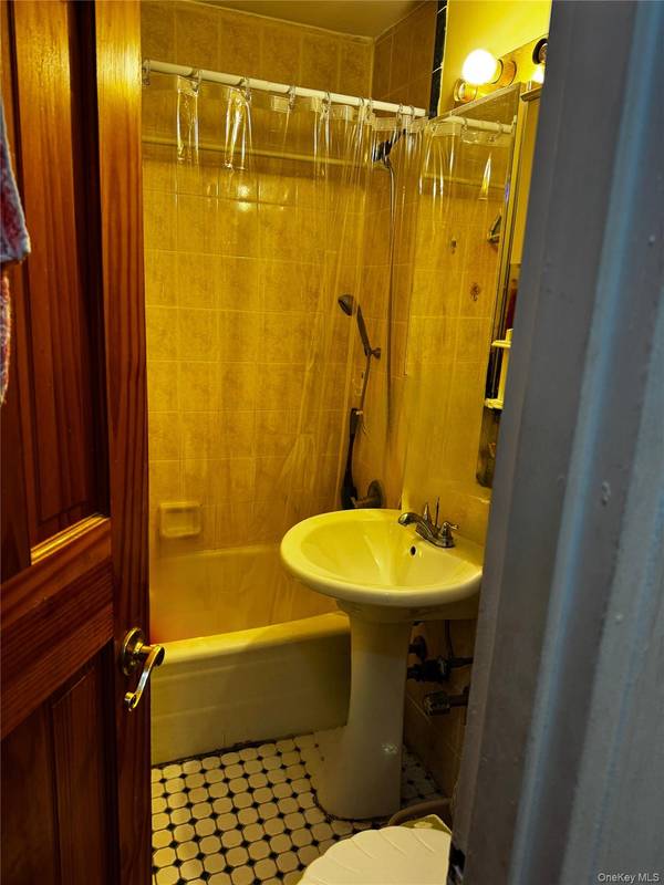 Jamaica, NY 11432,87-20 175th ST #6-J