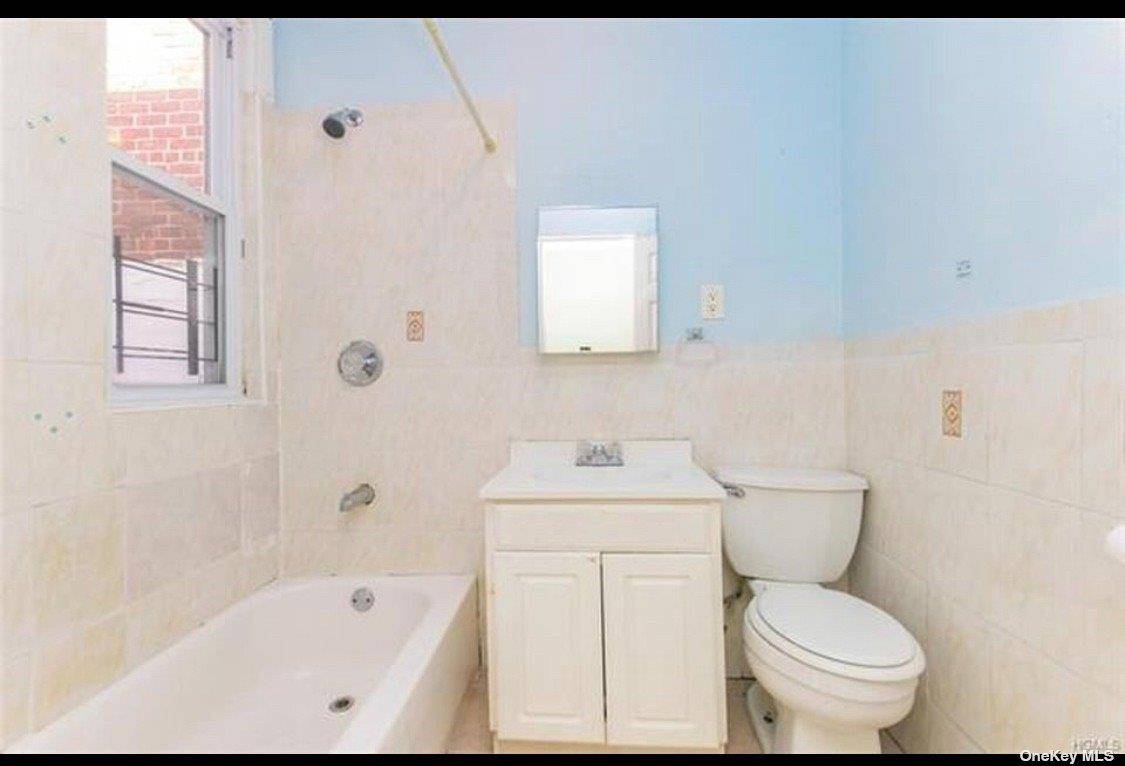 Bronx, NY 10466,832 E 224th ST