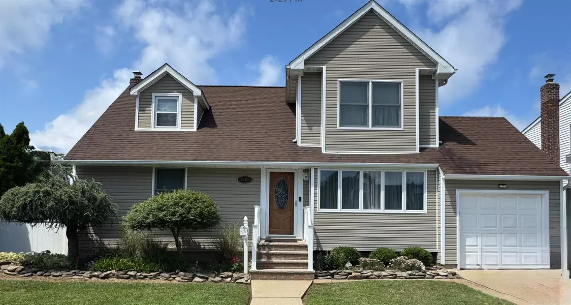 3805 Mansfield DR, Seaford, NY 11783