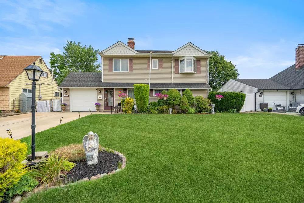 Hicksville, NY 11801,35 Arch LN