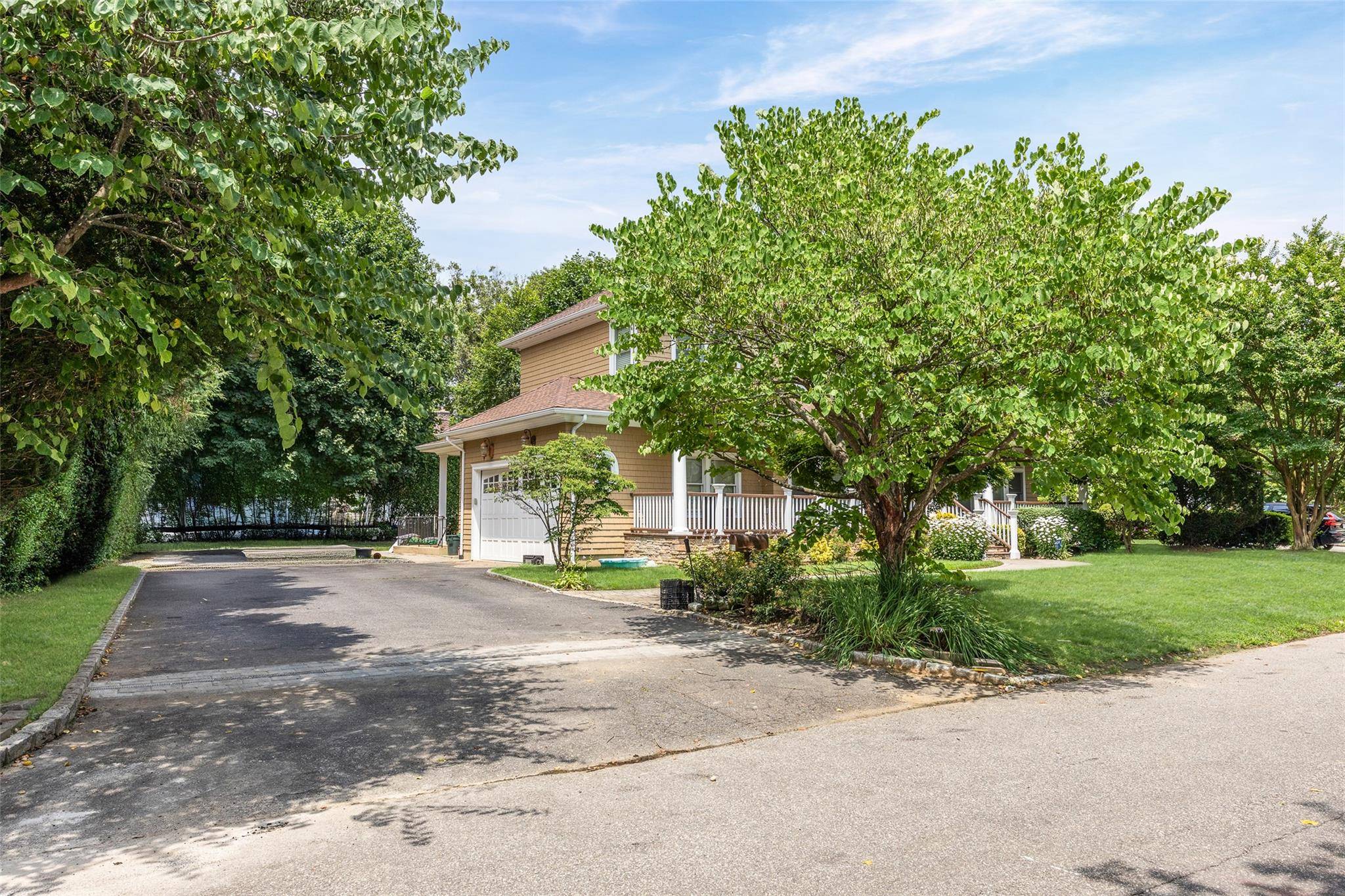 Roslyn Heights, NY 11577,53 Spring Hill RD
