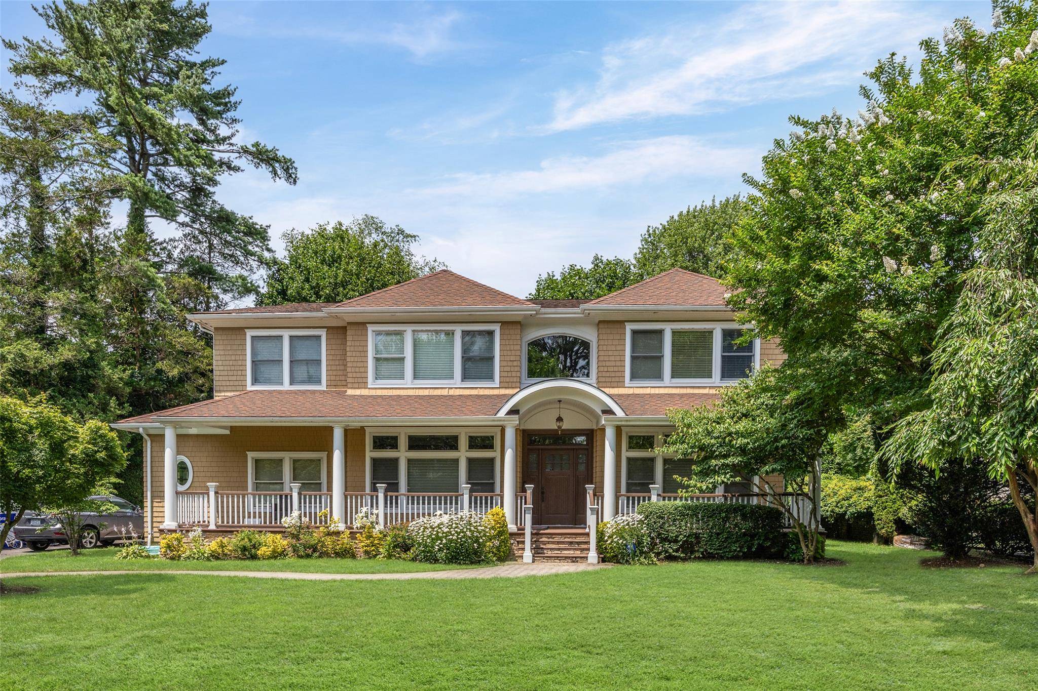 53 Spring Hill RD, Roslyn Heights, NY 11577