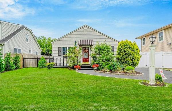 24 Lowerre ST, Babylon, NY 11702