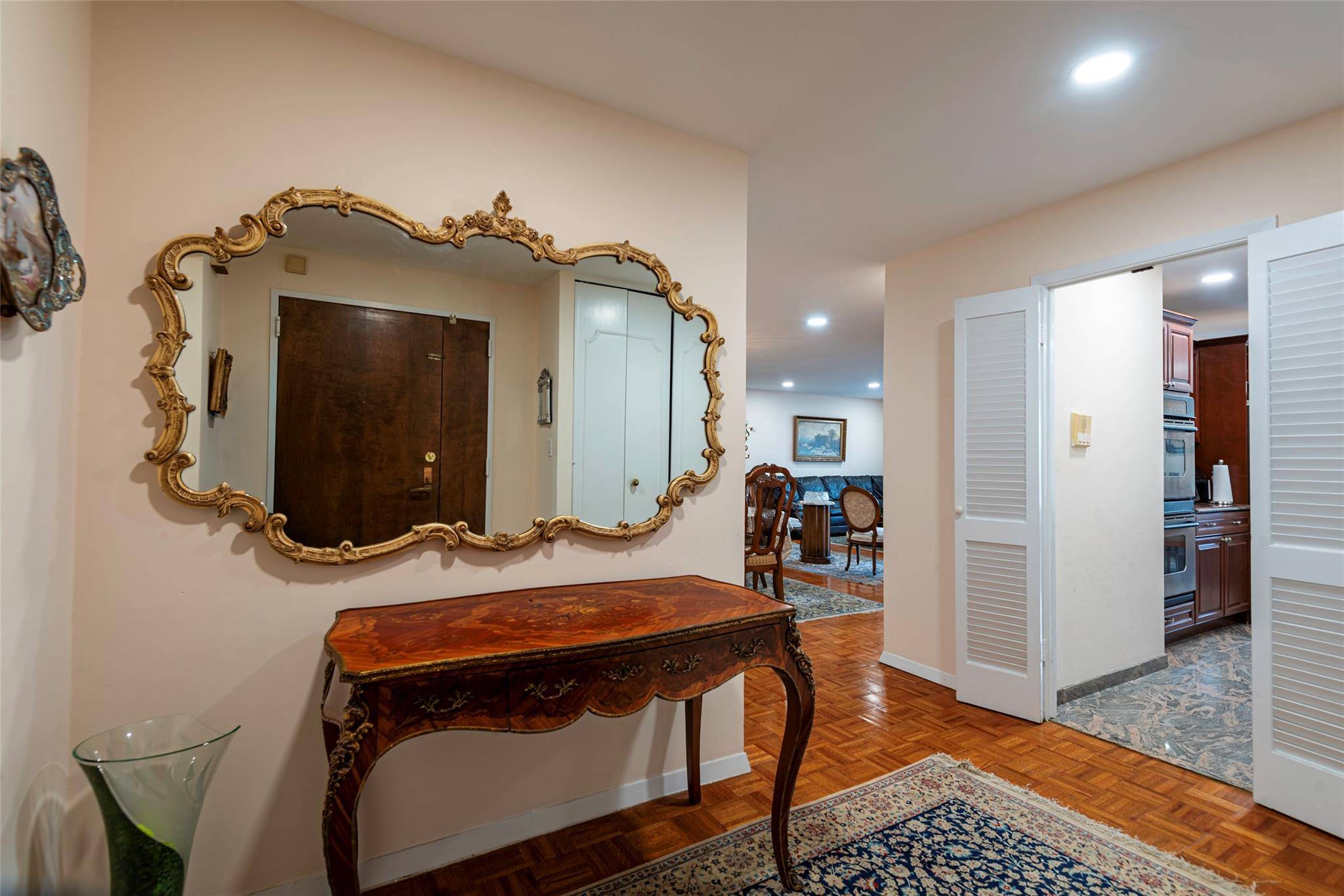 Great Neck, NY 11021,12 Bond ST #4C