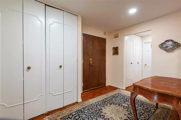 Great Neck, NY 11021,12 Bond ST #4C
