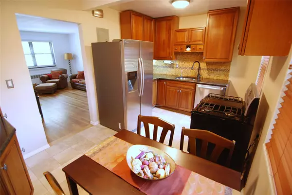 Little Neck, NY 11362,245-84 62 #B11
