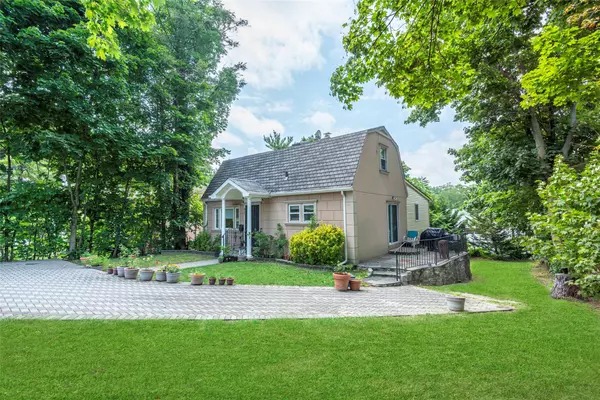 Great Neck, NY 11020,92 Manor DR