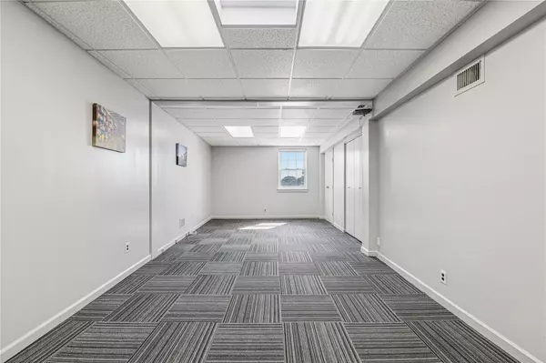 Williston Park, NY 11596,99 Hillside AVE #105D