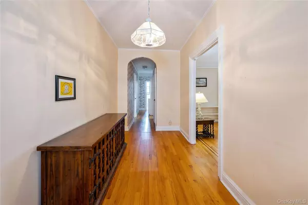 Scarsdale, NY 10583,143 Garth RD #4E