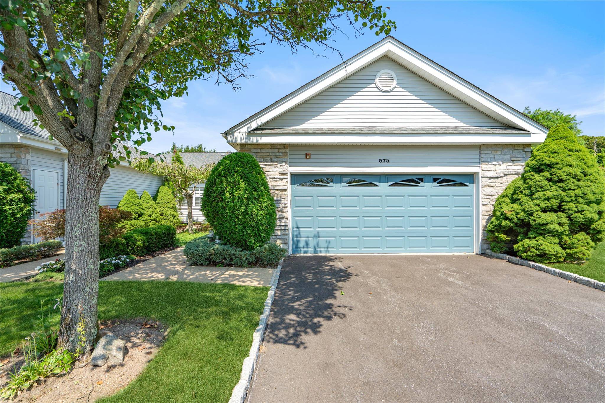 Moriches, NY 11955,575 Mirror Pond CT