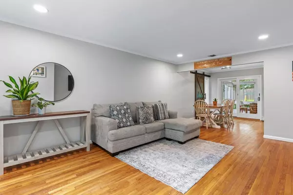 Huntington, NY 11743,66 Chichester RD