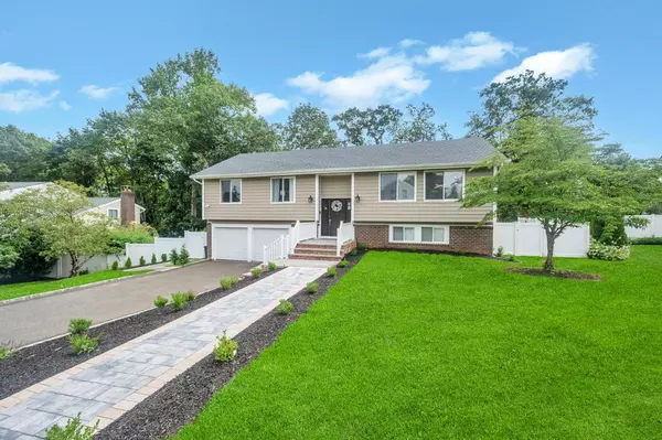 Glen Cove, NY 11542,25 Hitching Post LN