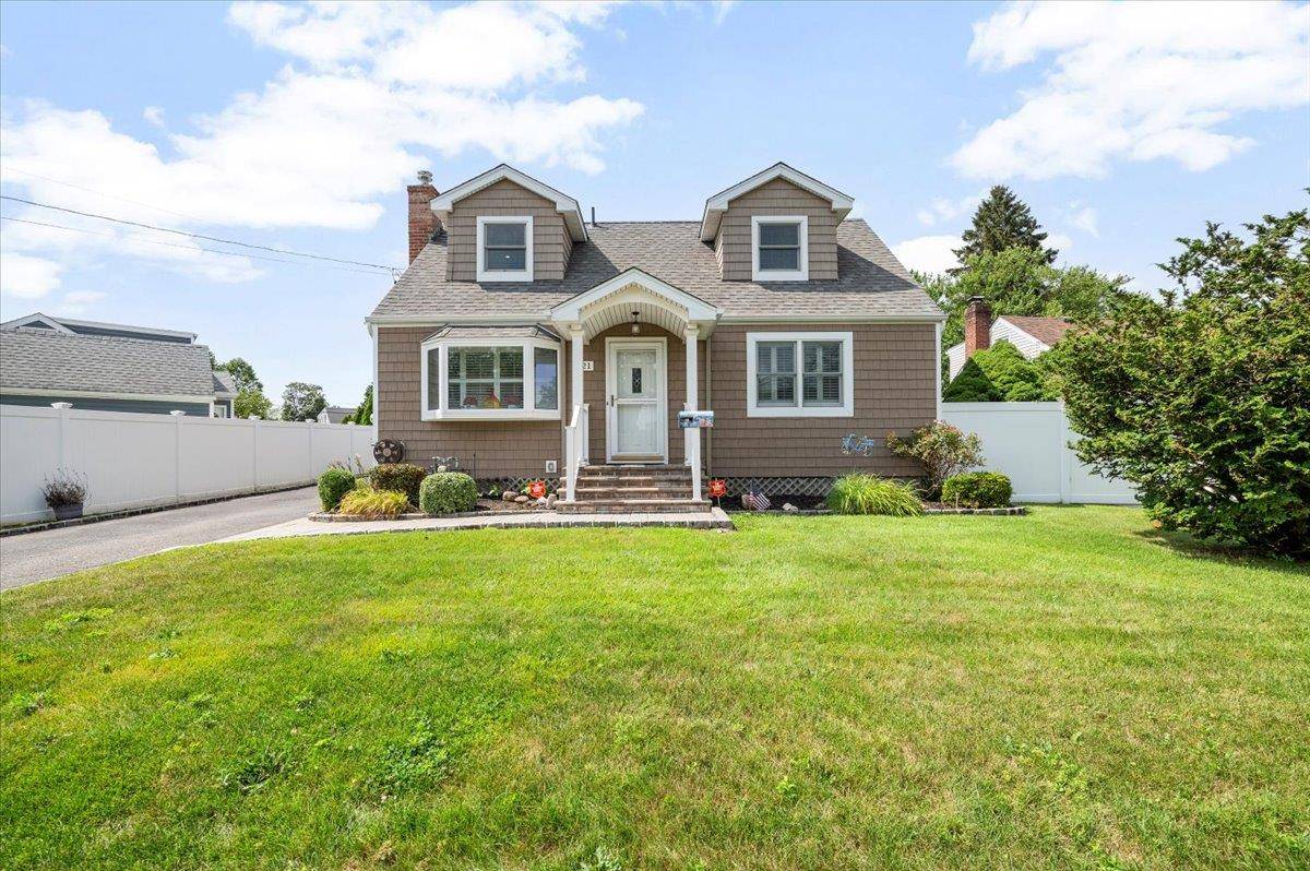 Farmingdale, NY 11735,21 N Crescent DR