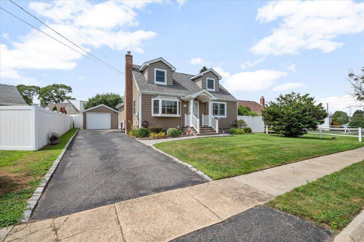 21 N Crescent DR, Farmingdale, NY 11735