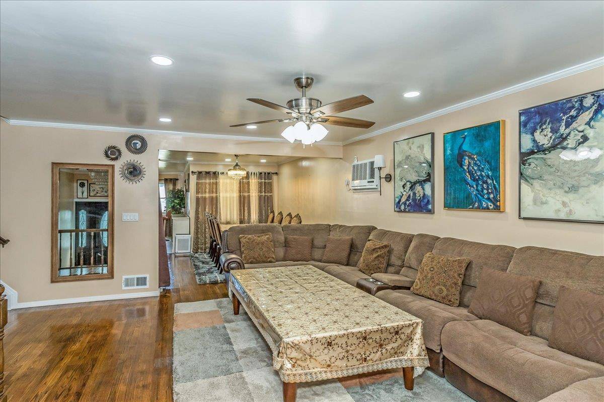 East Meadow, NY 11554,260 Pontiac PL