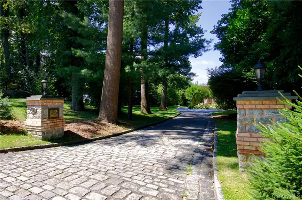 Manhasset, NY 11030,527 Manhasset Woods RD