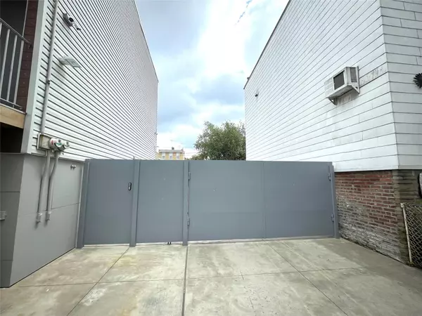 Glendale, NY 11385,7157 69th PL