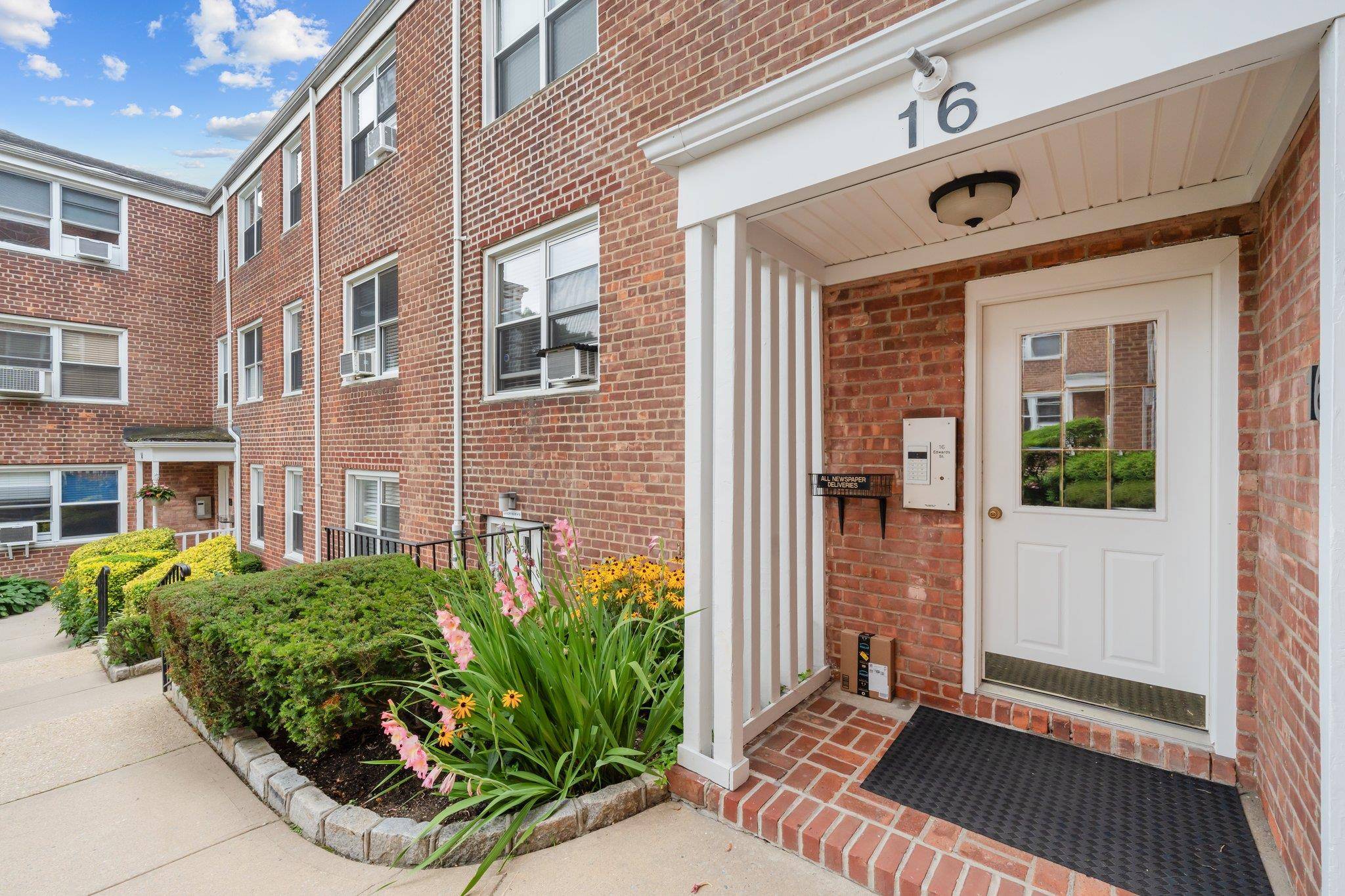 16 Edwards St #2G, Roslyn Heights, NY 11577