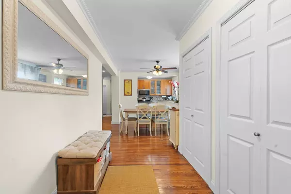 Roslyn Heights, NY 11577,16 Edwards St #2G